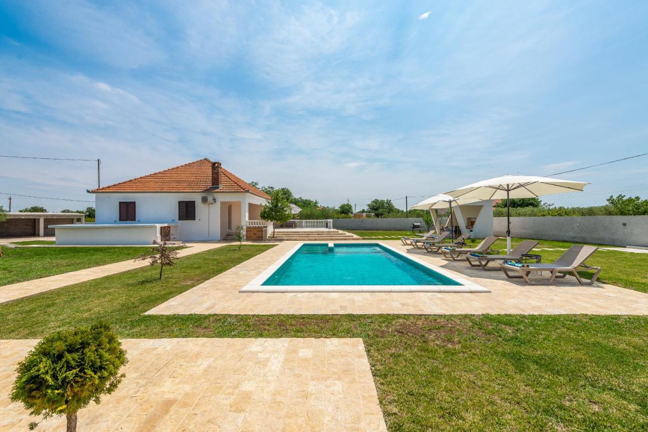 S&I Peaceful Holiday Home With Pool & Jacuzzi Galovac  Екстер'єр фото
