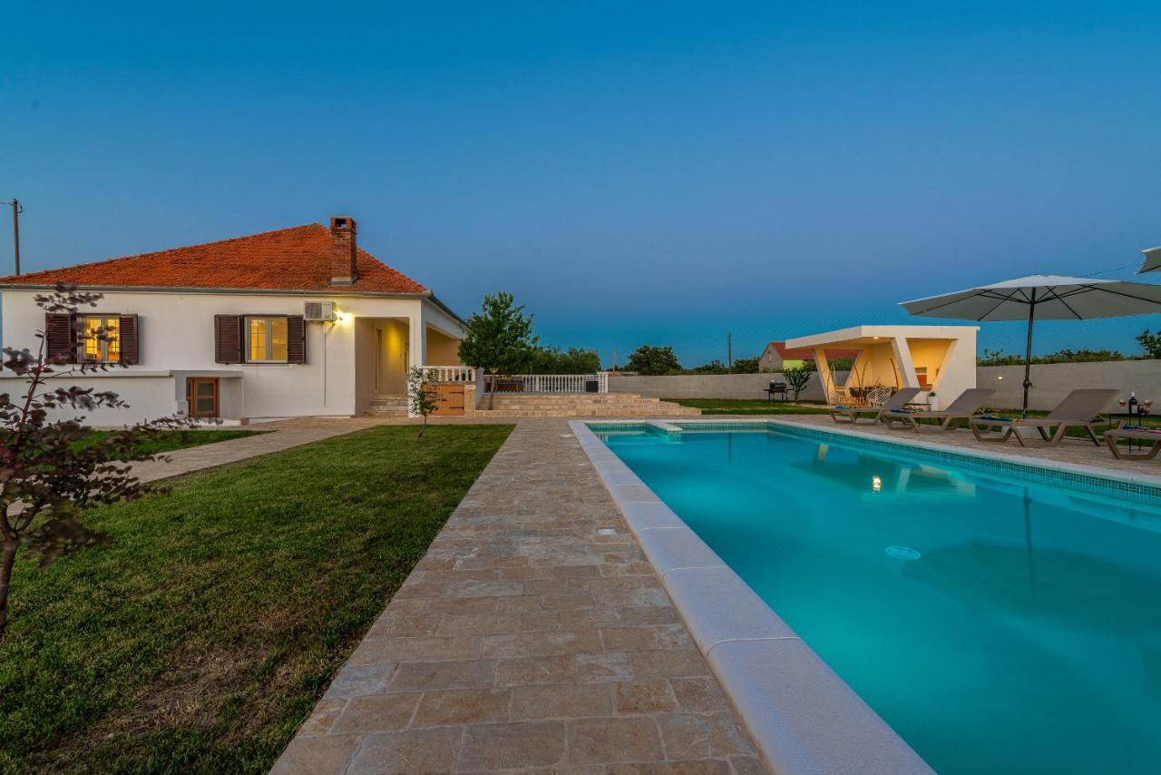 S&I Peaceful Holiday Home With Pool & Jacuzzi Galovac  Екстер'єр фото