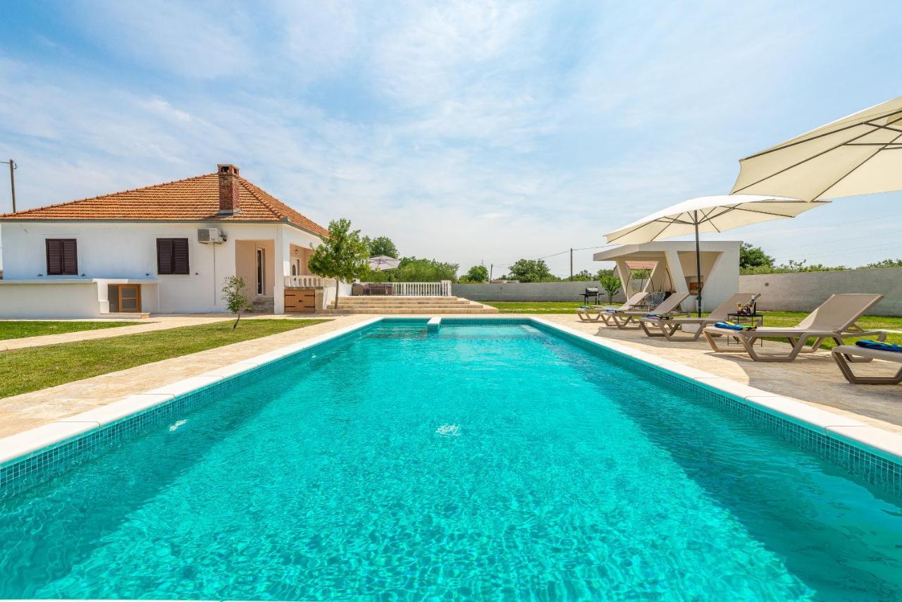 S&I Peaceful Holiday Home With Pool & Jacuzzi Galovac  Екстер'єр фото